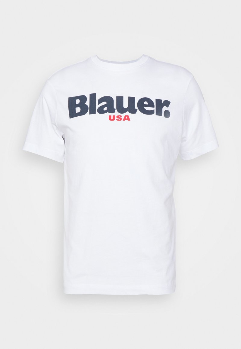 T-shirt blanc à manches courtes avec « Blauer. » en grandes lettres noires et « USA » en lettres rouges plus petites centré sur la poitrine.