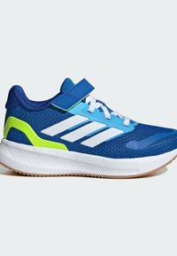Blaue Sportschuhe mit weißen Streifen, gepolstertem Kragen und einem Klettverschluss; haben ein strukturiertes Mesh-Obermaterial und eine Gummisohle.