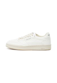 Kožne tenisice u boji off-white s glatkom površinom, vezanje na čipke, podstavljen ovratnik i minimalno brendiranje sa strane i na peti.