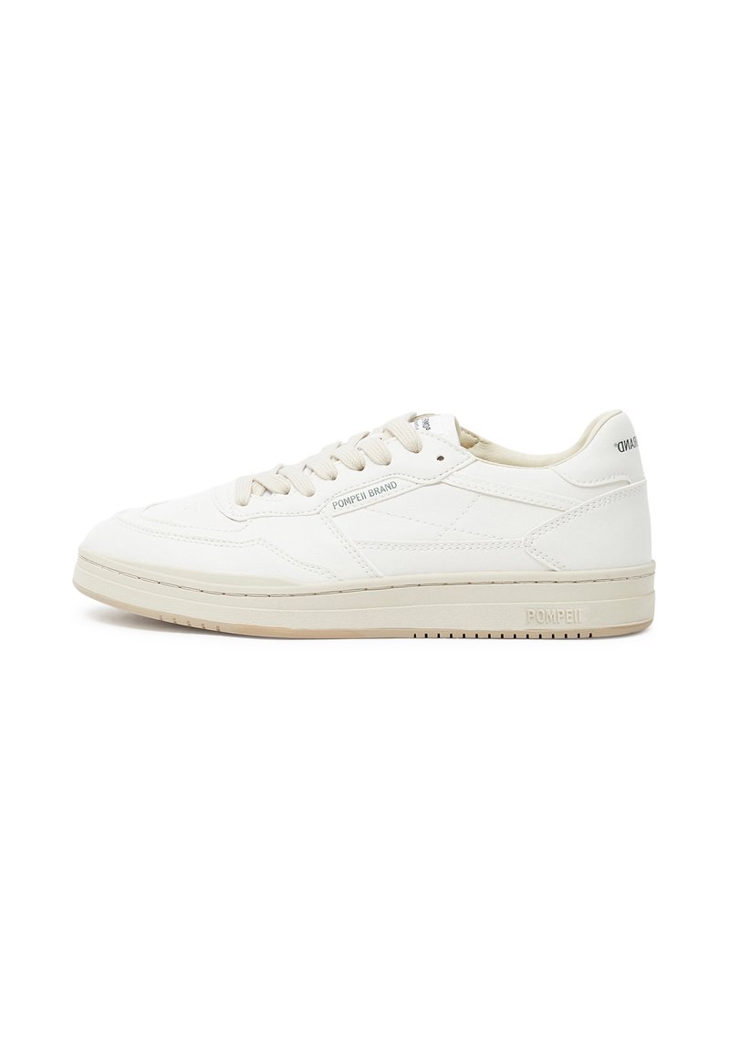 Kožne tenisice u boji off-white s glatkom površinom, vezanje na čipke, podstavljen ovratnik i minimalno brendiranje sa strane i na peti.