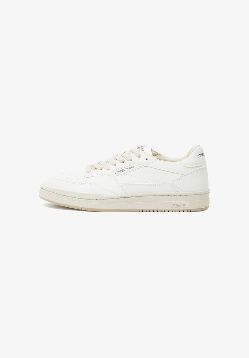 Kožené tenisky v off-white farbe s hladkým povrchom, šnurovanie, polstrovaný golier a minimálne branding na bokoch a päte.