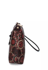 Borsa a polso marrone con motivi geometrici e circolari, una cerniera in alto e una tracolla in pelle attaccata a un lato.