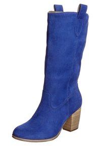 Světlé modré semišové kozačky po kolena, které mají robustní dřevěný podpatek, hladkou texturu a boční poutka pro snadné obouvání.