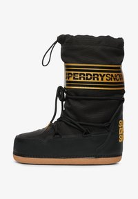 Bota de nieve negra con un upper de nylon texturizado, suela de goma y branding dorado. Presenta un top con cordón y cierre con cordones para mayor ajustabilidad.