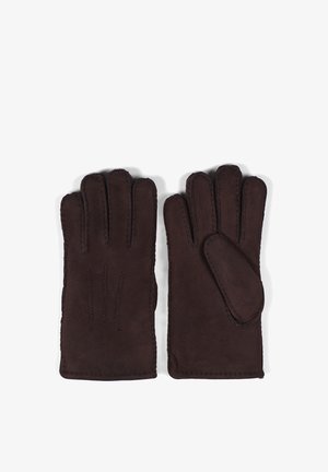 Brune semskede hansker med en myk tekstur, som har tre vertikale søm detaljer på den ene hansken og en rund detalj på den andre.