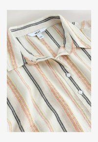 Camisa abotonada con base en color crema, que presenta rayas horizontales multicolores en rosa, amarillo y negro. Incluye botones blancos y un cuello.