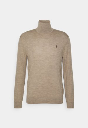 Beige coltrui met lange mouwen en een klein donker geborduurd logo op de linkerborst.