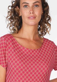 Sorgenfri Sylt Freizeitkleid - rubin