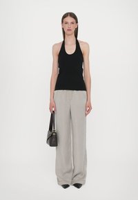 CLOSED NECK HOLDER - Linne - black