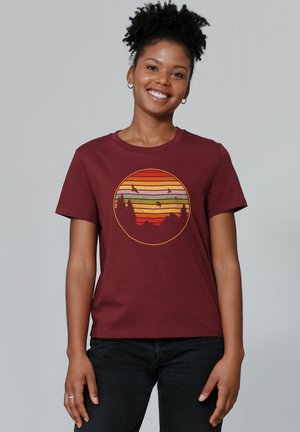 watapparel SUNSET BERGE TANNEN - T-shirt imprimé - burgundy