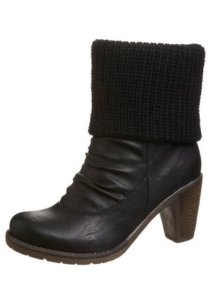 Bottine à talon en cuir noir avec un large revers tricoté et un talon bloc en bois empilé.