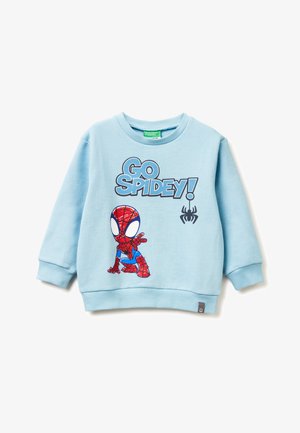 Světle modrá mikina se žebrovanými manžetami a spodním lemem. Na přední straně je grafika Spider-Mana v akci s textem "JDEŠ DO TOHO, SPIDY!" a ikonou pavouka.