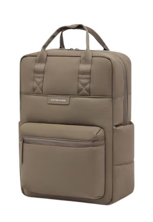 Rechteckiger hellbrauner Rucksack mit oberen Griffen, vorderer Reißverschlusstasche, Seitentasche und "Kapten & Son" Label auf dem Frontpaneel.