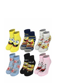 Quattro paia di calzini colorati con design di cartoni animati: gialli con SpongeBob, blu con lumache, grigi con SpongeBob e rosa con volti.