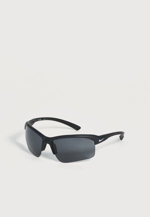 Gafas de sol deportivas negras Nike con lentes rectangulares oscuras y patillas curvas sobre un fondo blanco.
