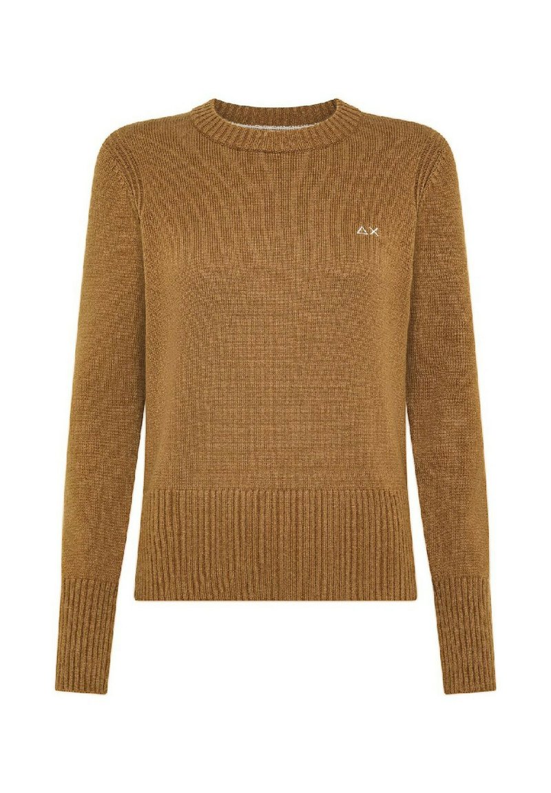 Maglione a girocollo a maniche lunghe in una ricca tonalità di marrone. Lavorazione a maglia testurizzata con orlo e polsini a costine. Dettaglio del piccolo logo sul petto.
