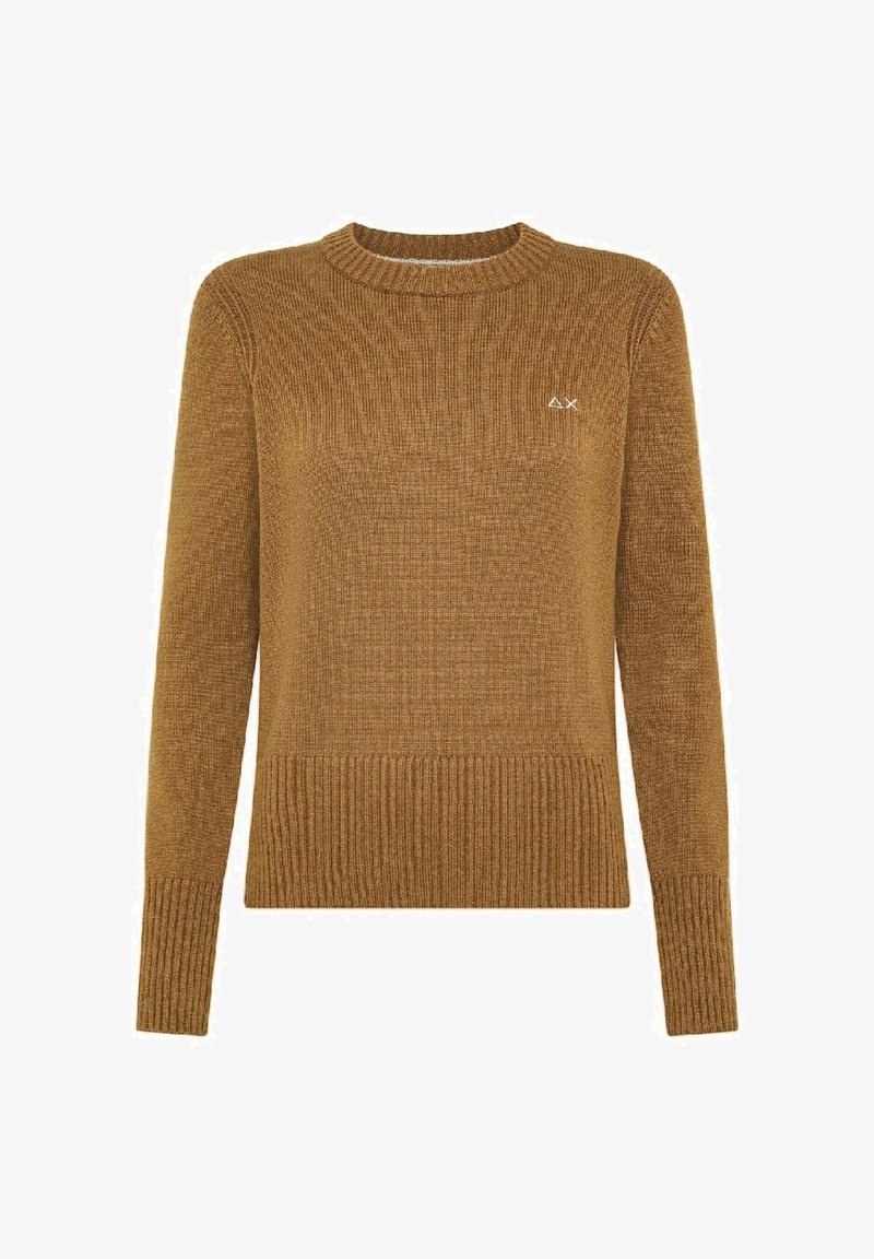 Maglione a girocollo a maniche lunghe in una ricca tonalità di marrone. Lavorazione a maglia testurizzata con orlo e polsini a costine. Dettaglio del piccolo logo sul petto.