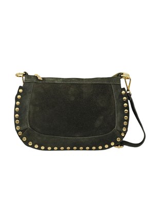 Sac bandoulière en daim vert foncé avec des clous dorés le long des bords et une quincaillerie dorée sur la sangle réglable.