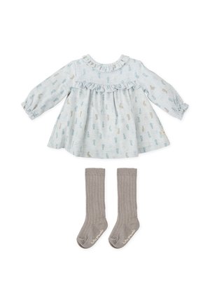 Robe bleu clair avec un col à volants et des motifs d'animaux, associée à des chaussettes grises côtelées montant jusqu'aux genoux.