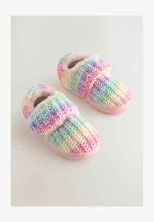 Pletene copate v pastelnih barvah z mehkimi podlogami in obliko za enostavno obuvanje. Debel, strukturiran material z mehkimi, oblazinjenimi roza podplati.