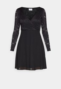 Svart knälång klänning med långa spetsärmar och V-ringad omslagstopp, med ett figursydd midja och svängande kjol.