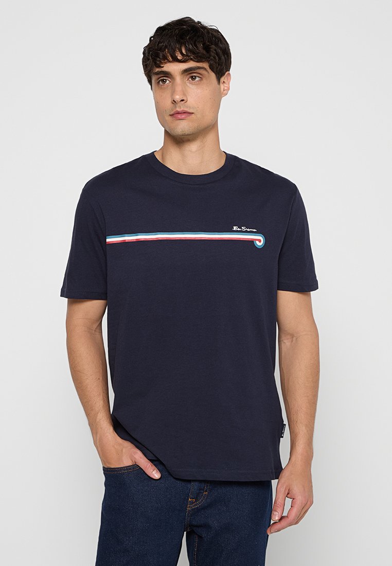 Marineblauwe katoenen t-shirt met een horizontaal gestreept ontwerp in rood en lichtblauw over de borst en een ronde halslijn.