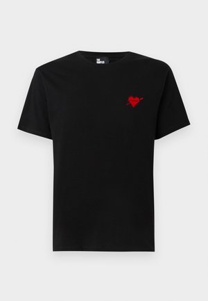 T-shirt nera in cotone con un piccolo design di cuore rosso e freccia sul lato sinistro del petto. Collo classico a girocollo con maniche corte.