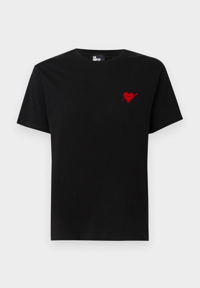 Camiseta de algodón negra con un pequeño diseño de corazón rojo y una flecha en el lado izquierdo del pecho. Cuello redondo estándar con mangas cortas.