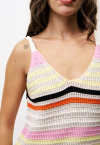 Gebreide tanktop met multikleurige strepen in roze, geel, wit, zwart en oranje. V-hals ontwerp met dunne bandjes. Licht, ademend materiaal.