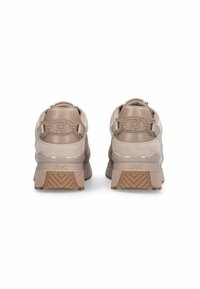 Beige Sneakers mit Gummisohlen, mit Kunstleder- und Wildlederdetails sowie einem verknüpften Kettendesign am Fersenbereich, von hinten gezeigt.