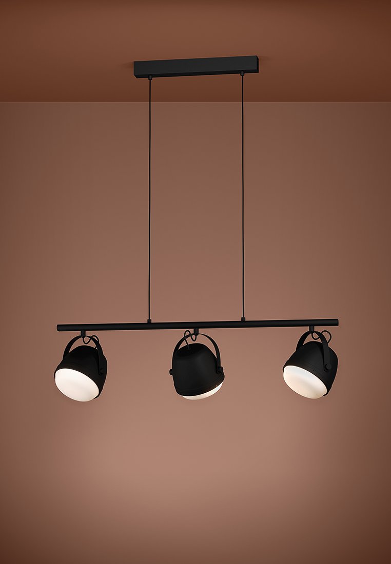 Drei zylindrische schwarze Pendelleuchten hängen von einer horizontalen schwarzen Stange vor einem warmen braunen Hintergrund. Jede Leuchte hat ein weißes Innere.