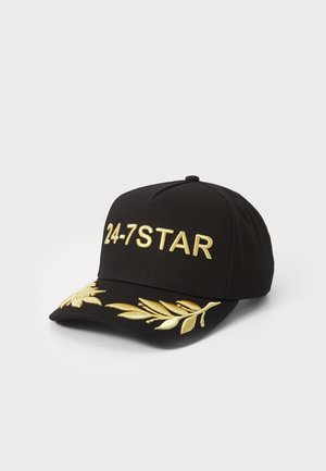 Sort baseball cap med guld broderet tekst "24-7STAR" på forsiden og guld bladmønstre på skyggen. Fremstillet af tekstureret stof.