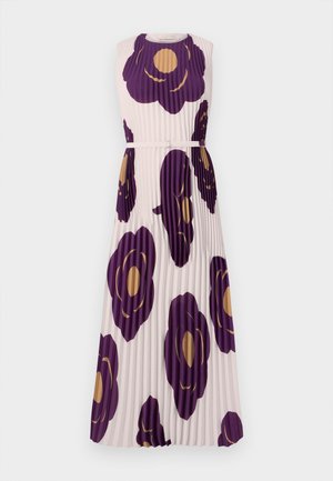 Gari ar plisētiem svārkiem gaisīgi rozā krāsā, ar lieliem purpursarkaniem ziedu motīviem ar zelta centru, apaļu dekoltē un jostu viduklī.