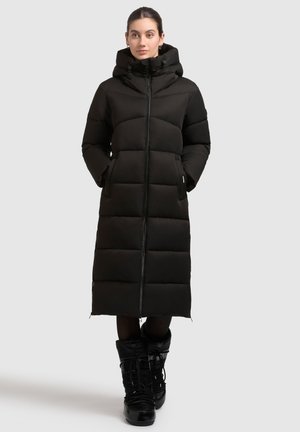 Čierna dlhá prepínacia bunda s kapucňou, so zipsom vpredu, bočnými vreckami a prešívaným vzorom pre izoláciu a teplo.