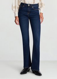 Dunkelblaue Jeans mit weitem Bein aus Denim, mit kontrastierenden goldenen Nähten, hoher Taille und klassischem Knopfverschluss vorne.