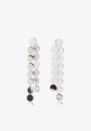 Srebrne kolczyki wiszące z serią lustrzanych dysków o różnych rozmiarach, ułożonych w liniowy wzór, tworzących nowoczesny, geometryczny design.