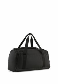 Sort rektangulær duffelbag med dobbelthåndtag og sidelommer med lynlås, designet til rejse eller fitnessbrug, vist på hvid baggrund.