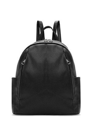 Zaino in pelle nera testurizzata con due spallacci, maniglia superiore, tasca frontale con cerniera e scomparti laterali, mostrato su sfondo bianco.