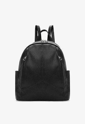 Sac à dos en cuir noir texturé avec deux bretelles, poignée supérieure, poche zippée à l'avant et compartiments latéraux, présenté sur fond blanc.