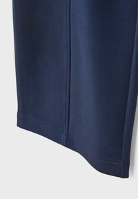 Navy katoenen broek met een gladde textuur, rechte snit, gestikte zoom en een subtiele zijnaaddetail.