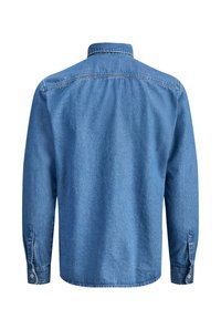 Κλασικό μπλε τζιν πουκάμισο με μακριά μανίκια και μανσέτες με κουμπιά, ορατή ραφή στο πάνω μέρος της πλάτης, εμφανιζόμενο από πίσω σε λευκό φόντο.