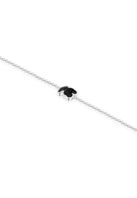 Pulsera de cadena de plata que presenta un charm central en forma de flor negra con una superficie facetada. Diseño sencillo y textura ligera.