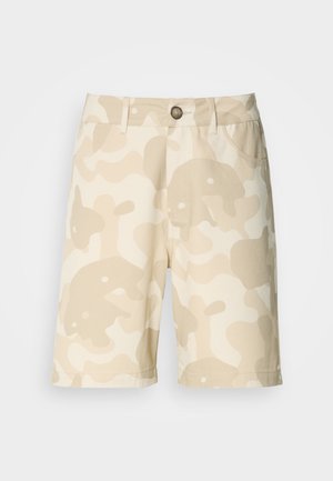Shorts beiges avec un motif camouflage crème, dotés d'une fermeture boutonnée, de passants de ceinture et de poches. Fabriqués dans un tissu à la texture lisse.