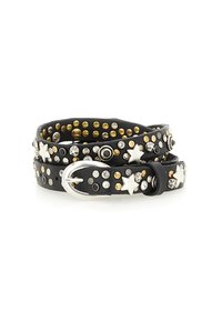 Cintura in pelle nera con applicazioni di stelle argento e borchie metalliche multicolori, dotata di una fibbia argentata e texture liscia.