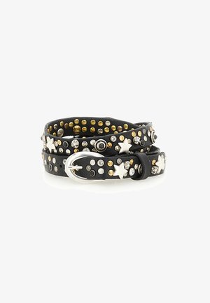 Cintura in pelle nera con applicazioni di stelle argento e borchie metalliche multicolori, dotata di una fibbia argentata e texture liscia.