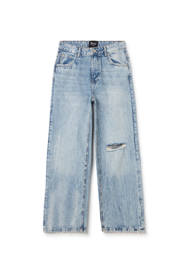 Jeans de mezclilla anchos de color azul claro con detalles desgastados, que cuentan con un desgarrón frontal, cinco bolsillos y una cinturilla con marca.