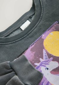 Sudadera gris con puños y cuello acanalados, con un gráfico colorido de unicornio y un sol amarillo parcial en el frente.