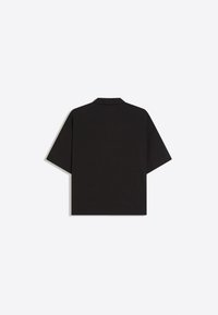 Cămașă neagră cu mâneci scurte, croială dreaptă și guler clasic, văzută din spate pe un fundal alb.