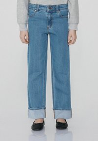 Modré džíny z denimu se střihem rovného nohavice, s knoflíkovým zapínáním, pěti kapsami a ohrnutými manžetami, které odhalují světlejší denim.