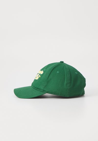 Grüne Baumwoll-Baseballmütze mit gebogenem Schirm, die gelben Text auf der Vorderseite und Akzentnähte aufweist. Verstellbarer Riemen auf der Rückseite.